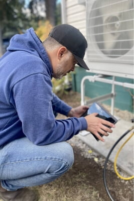 Link ⏵ HVAC tech checking refrigerant levels 4972447